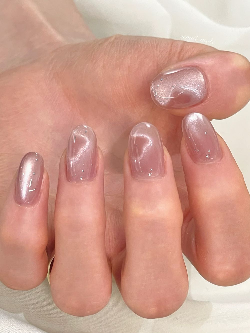 玻璃珠美甲正夯！秋冬「貓眼美甲」圖鑑，玻璃珠貓眼、愛心貓眼、亮片法式...，今年最流行摩卡棕＋霧霾藍！-4