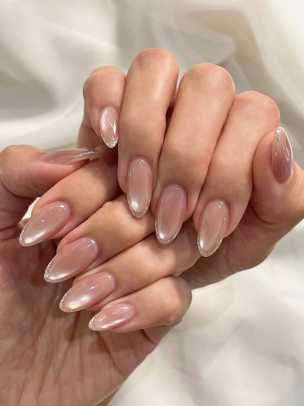 玻璃珠美甲正夯！秋冬「貓眼美甲」圖鑑，玻璃珠貓眼、愛心貓眼、亮片法式...，今年最流行摩卡棕＋霧霾藍！-10