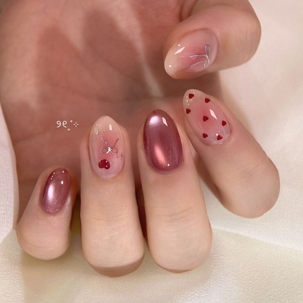 玻璃珠美甲正夯！秋冬「貓眼美甲」圖鑑，玻璃珠貓眼、愛心貓眼、亮片法式...，今年最流行摩卡棕＋霧霾藍！-12