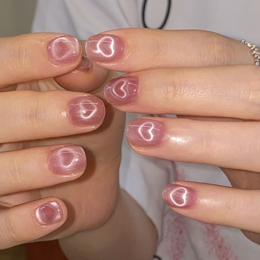 玻璃珠美甲正夯！秋冬「貓眼美甲」圖鑑，玻璃珠貓眼、愛心貓眼、亮片法式...，今年最流行摩卡棕＋霧霾藍！-13