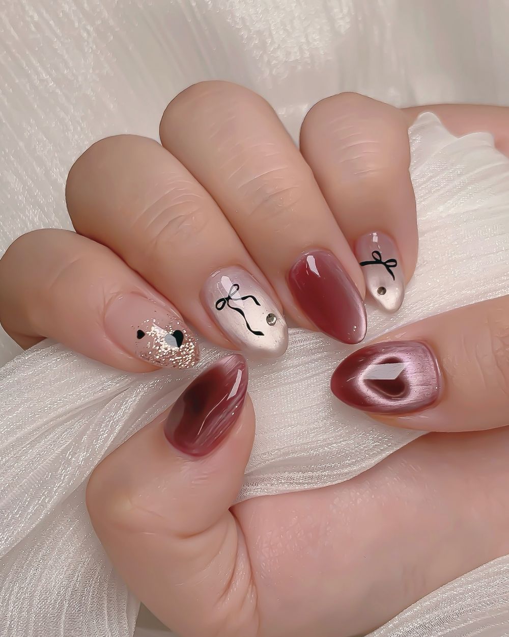 玻璃珠美甲正夯！秋冬「貓眼美甲」圖鑑，玻璃珠貓眼、愛心貓眼、亮片法式...，今年最流行摩卡棕＋霧霾藍！-14