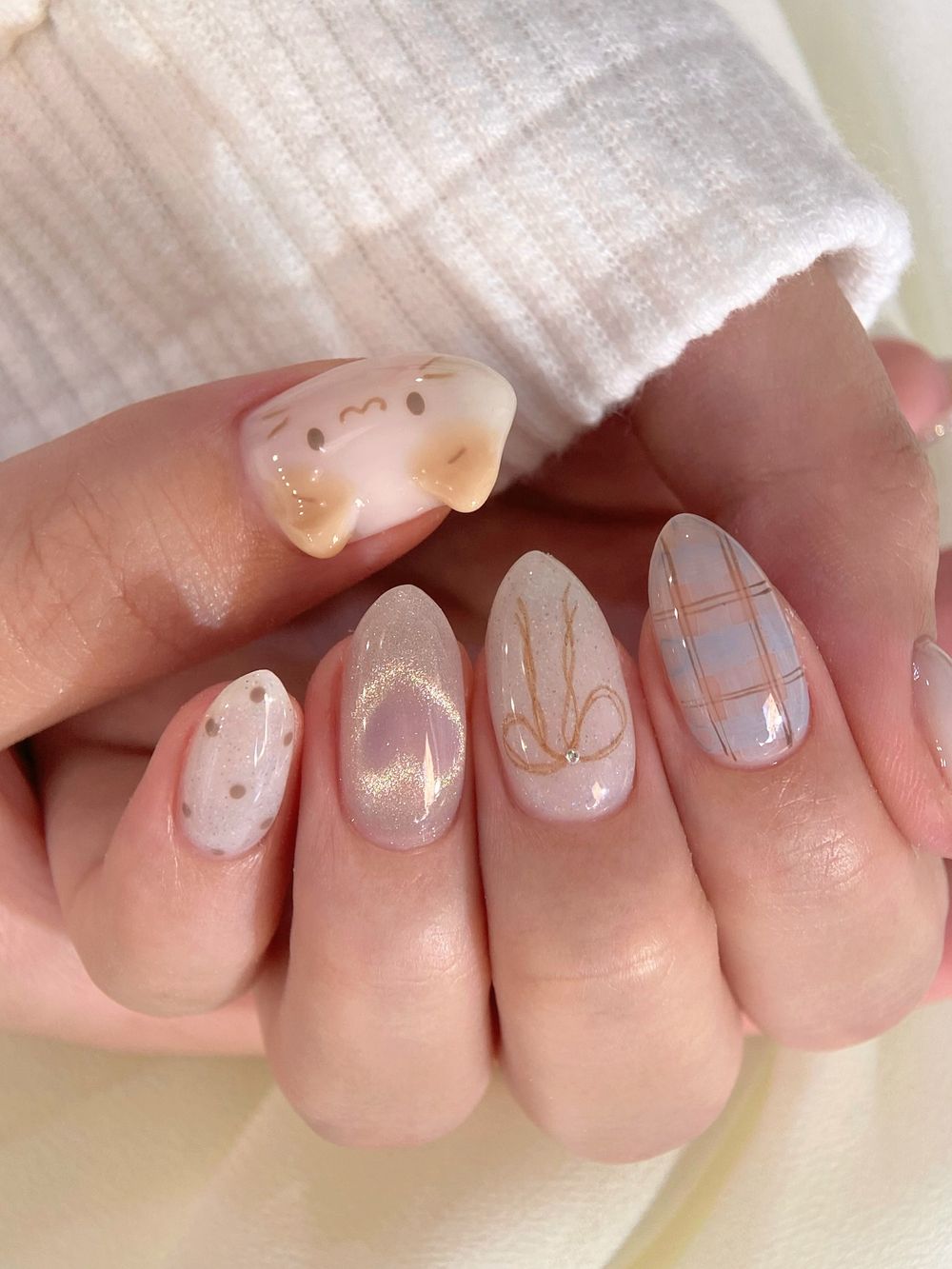 玻璃珠美甲正夯！秋冬「貓眼美甲」圖鑑，玻璃珠貓眼、愛心貓眼、亮片法式...，今年最流行摩卡棕＋霧霾藍！-15