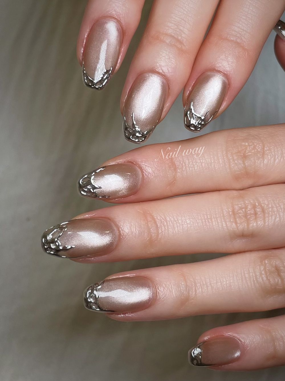 玻璃珠美甲正夯！秋冬「貓眼美甲」圖鑑，玻璃珠貓眼、愛心貓眼、亮片法式...，今年最流行摩卡棕＋霧霾藍！-16