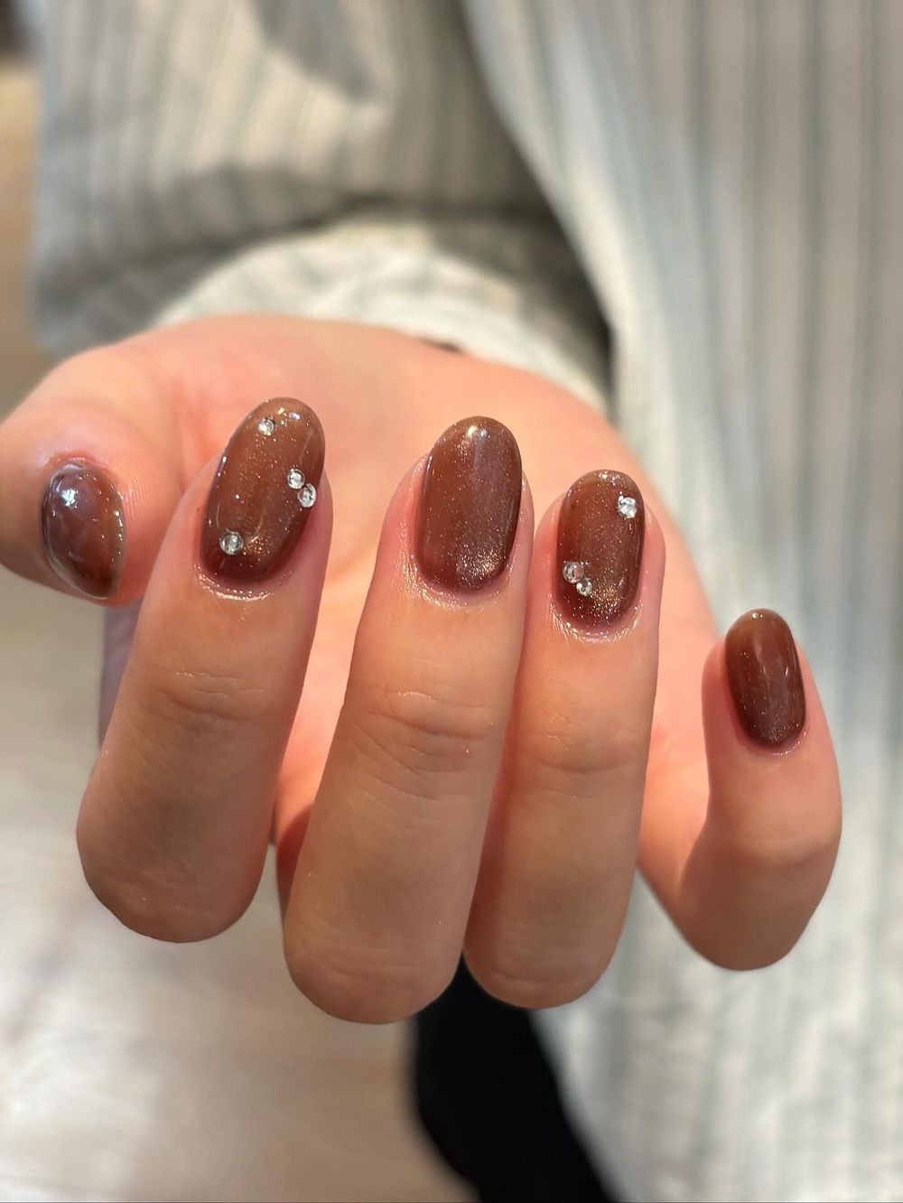 玻璃珠美甲正夯！秋冬「貓眼美甲」圖鑑，玻璃珠貓眼、愛心貓眼、亮片法式...，今年最流行摩卡棕＋霧霾藍！-2