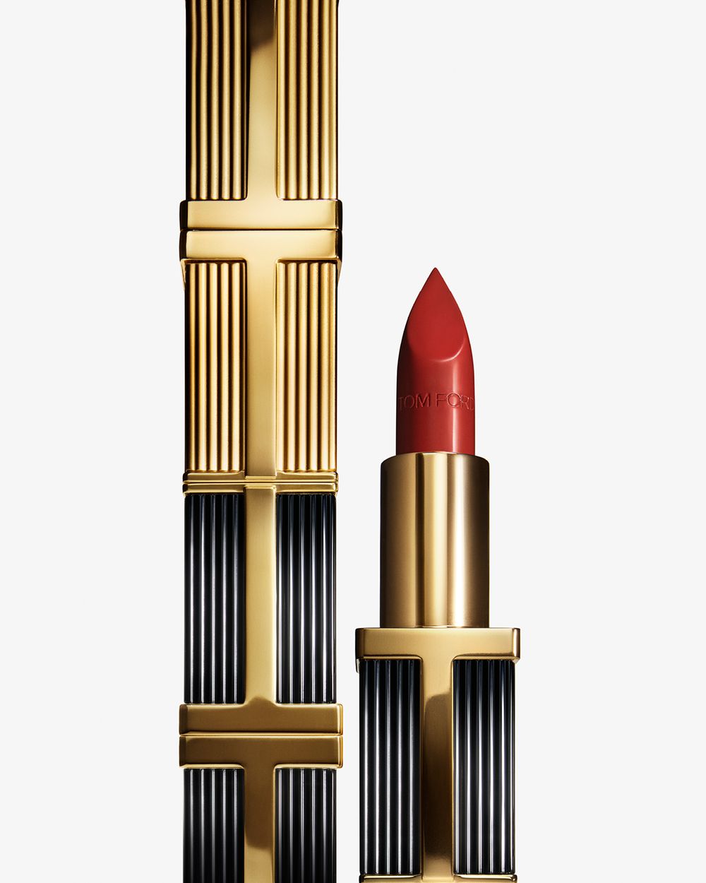 年度必擁有頂奢唇膏！TOM FORD設計師唇膏換上限量T字＋雕紋外殼，2025聖誕限定「雪白彩妝」飄仙氣！-2