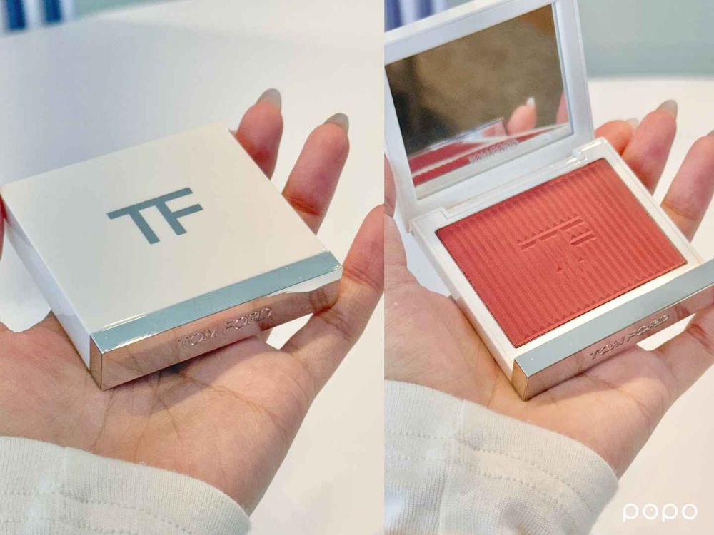 年度必擁有頂奢唇膏！TOM FORD設計師唇膏換上限量T字＋雕紋外殼，2025聖誕限定「雪白彩妝」飄仙氣！-10