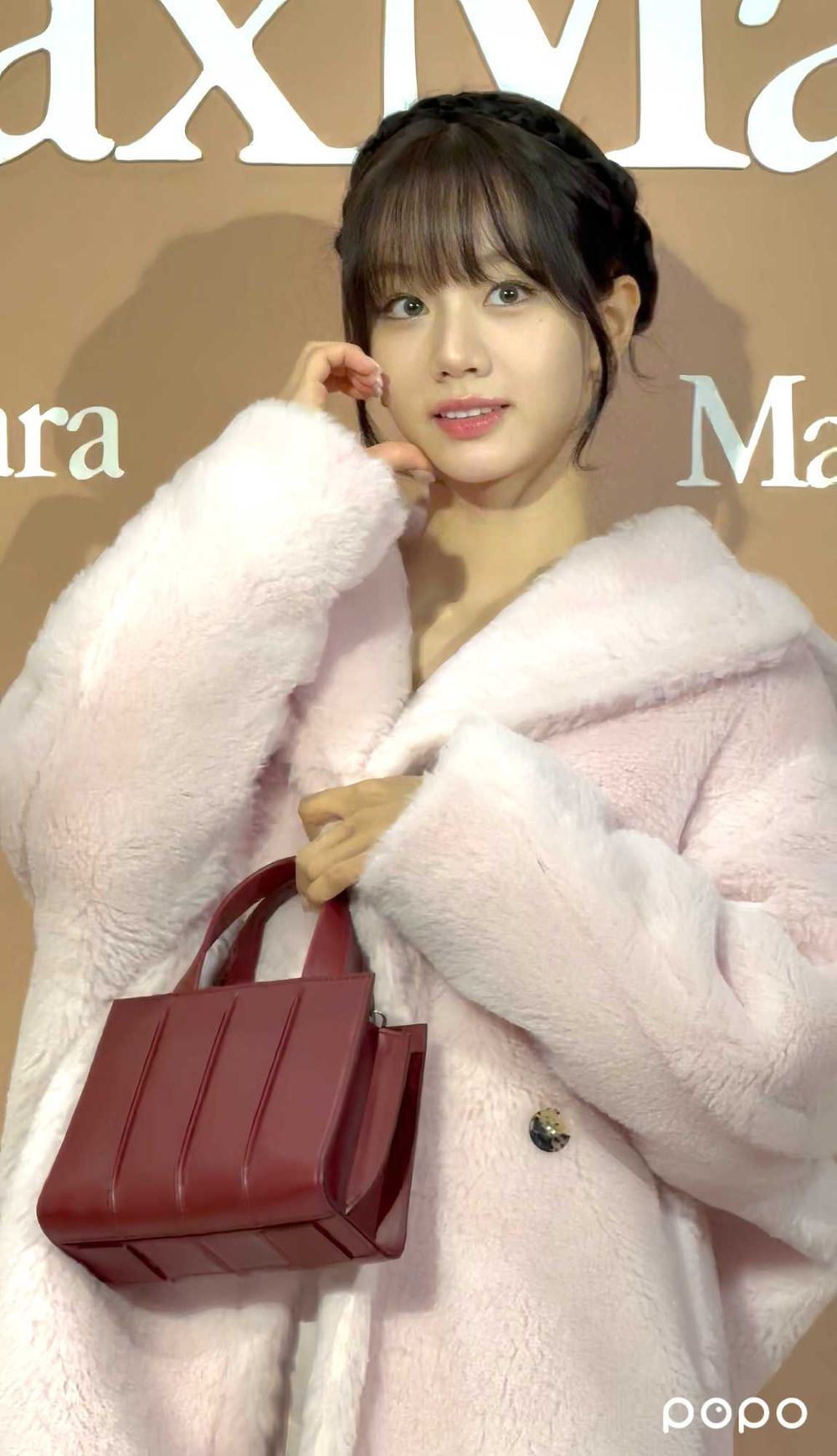 本人根本比照片美！韓國女神「惠利」穿粉色泰迪大衣＋精緻芭比小臉，現身Max Mara微風南山！-3