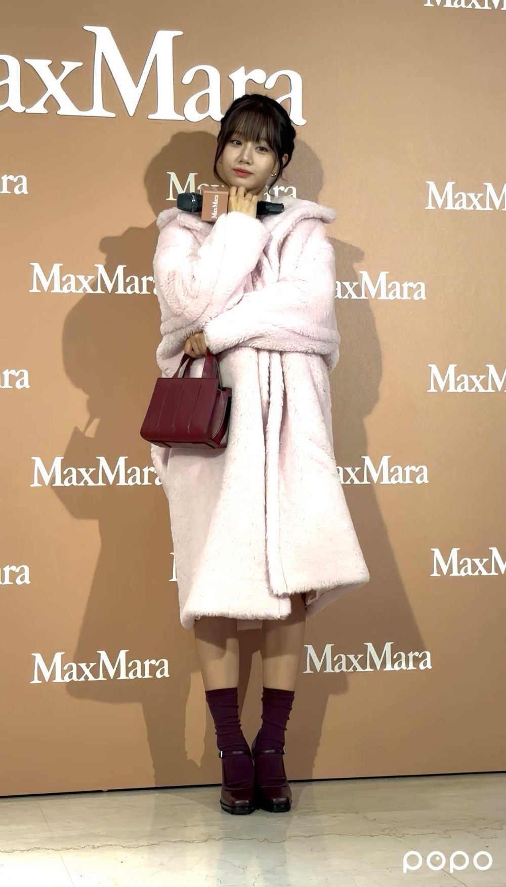 本人根本比照片美！韓國女神「惠利」穿粉色泰迪大衣＋精緻芭比小臉，現身Max Mara微風南山！-4