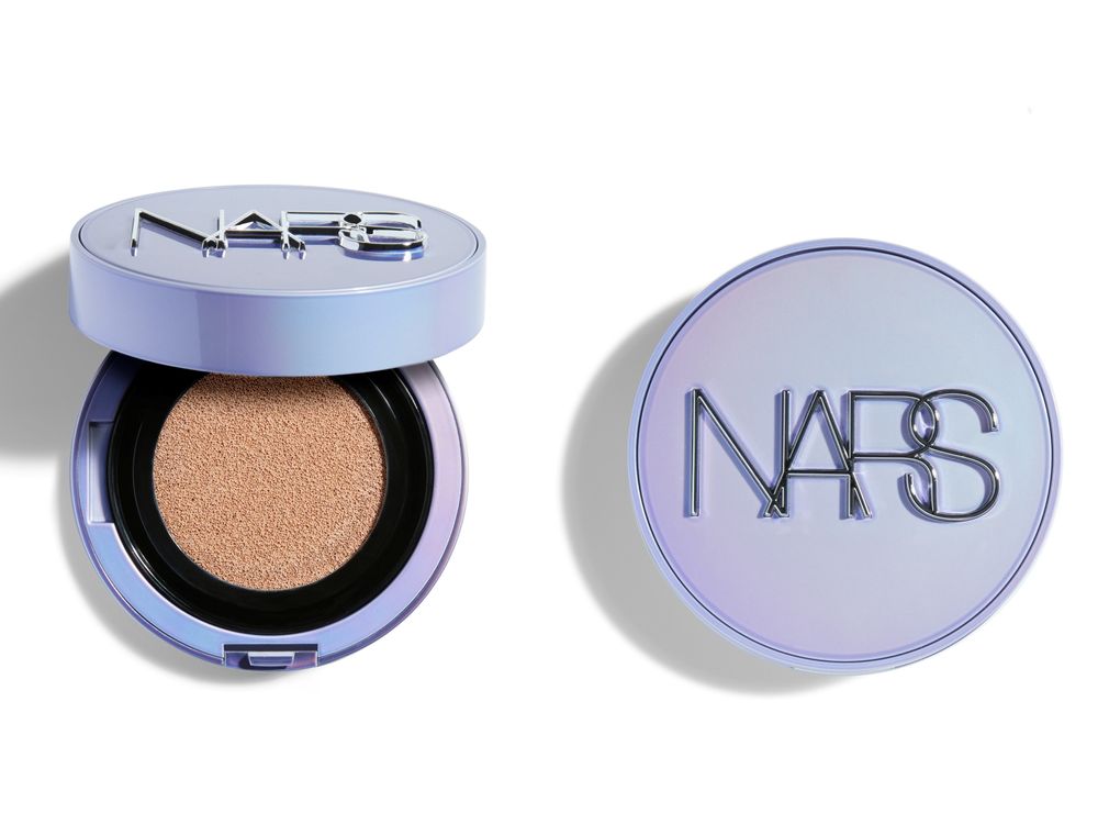 最夢幻高訂聖誕彩妝！NARS「星漾幻境系列」限量月光小白餅、四色眼影新裝太時髦，韓妞搶翻「星河打亮餅」一刷五官秒立體！-5