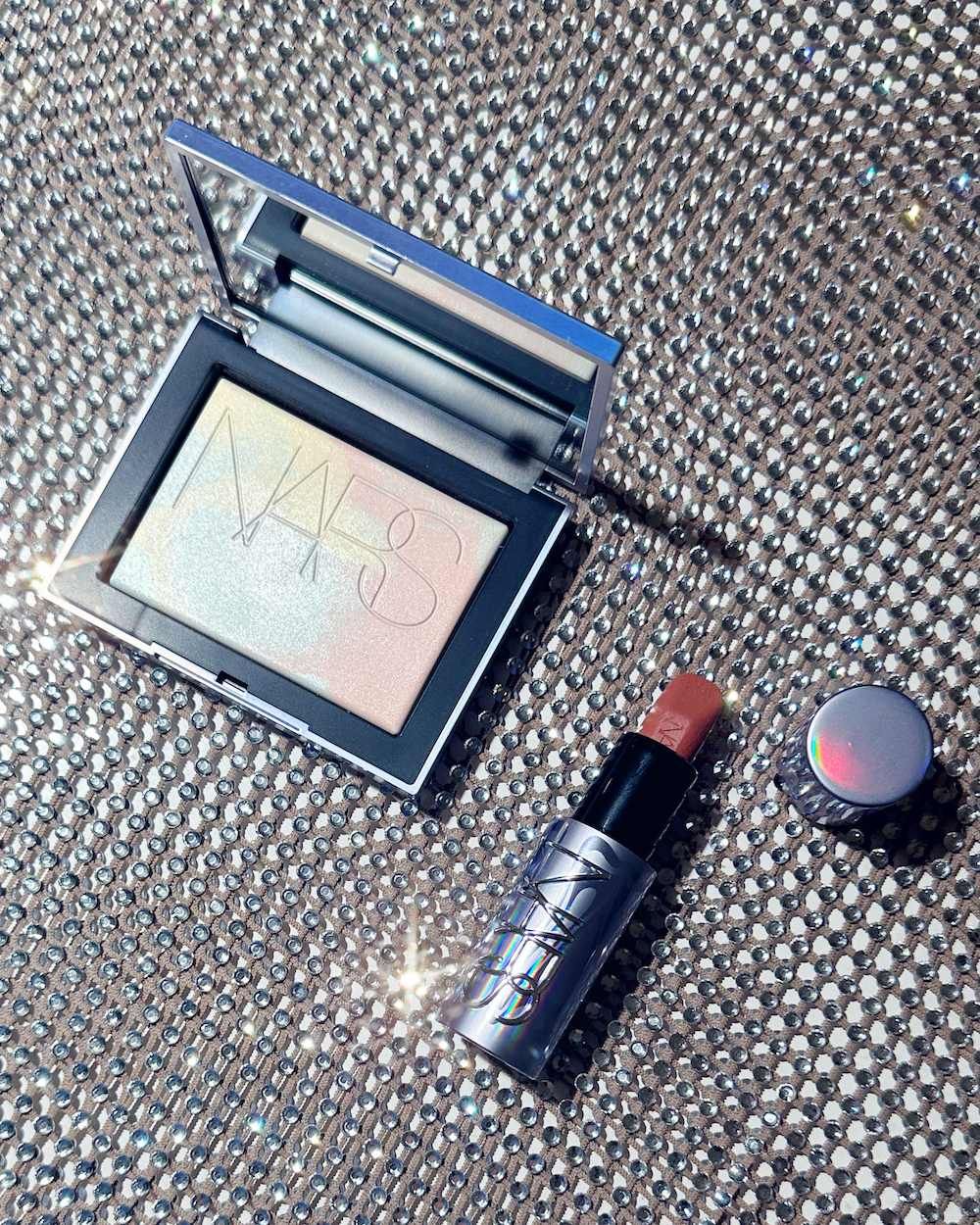 最夢幻高訂聖誕彩妝！NARS「星漾幻境系列」限量月光小白餅、四色眼影新裝太時髦，韓妞搶翻「星河打亮餅」一刷五官秒立體！-12