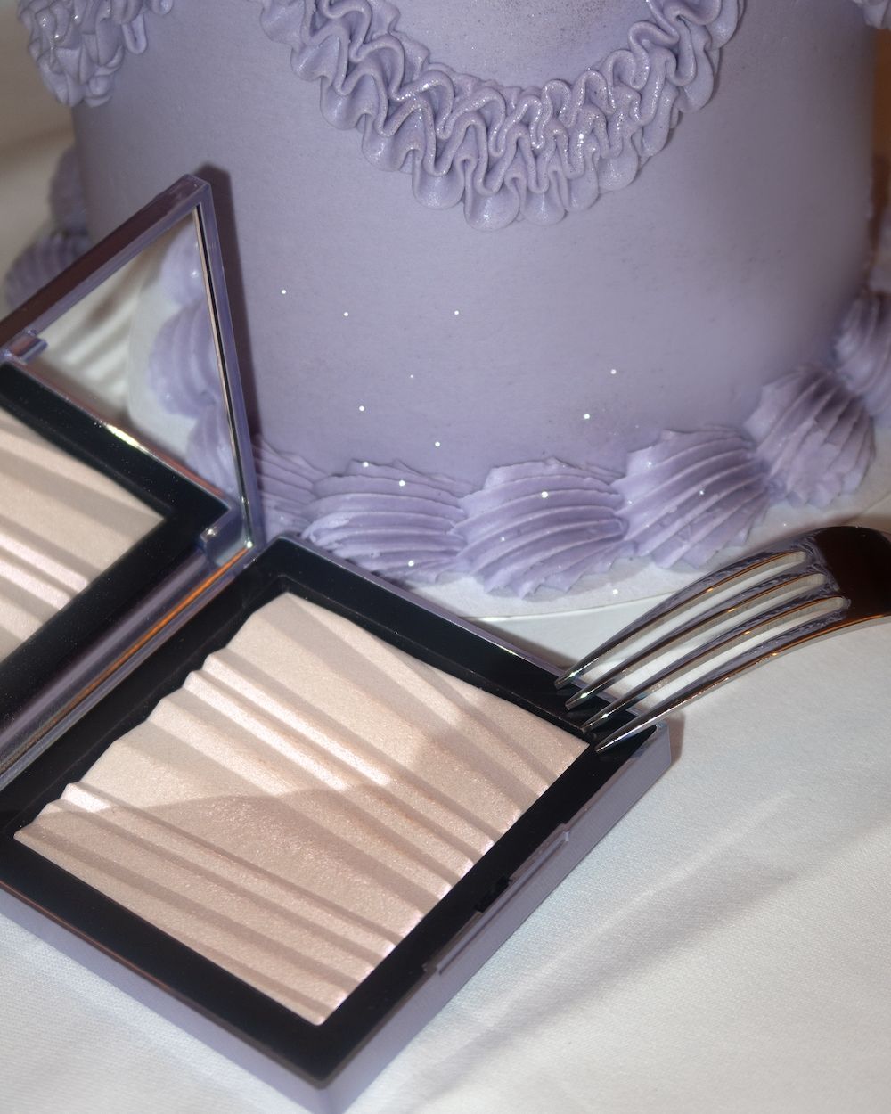 最夢幻高訂聖誕彩妝！NARS「星漾幻境系列」限量月光小白餅、四色眼影新裝太時髦，韓妞搶翻「星河打亮餅」一刷五官秒立體！-14