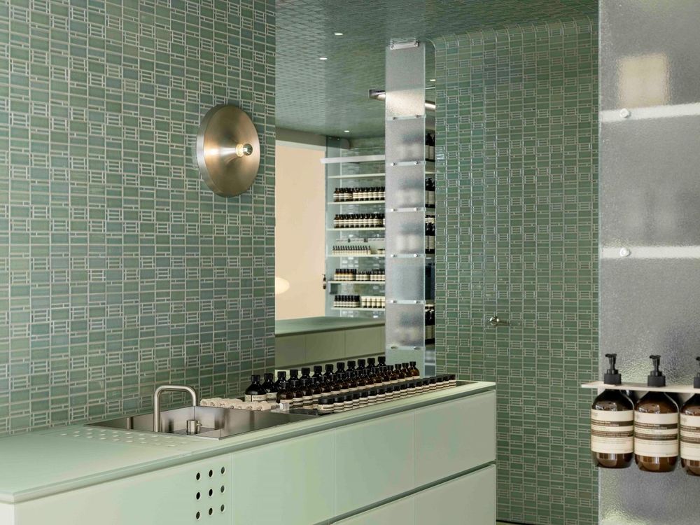 把台北的老靈魂注入店裝！Aesop遠東SOGO復興店全新概念空間，以「老花磚」打造最美沉浸式店景，儀式感散步必逛！-2