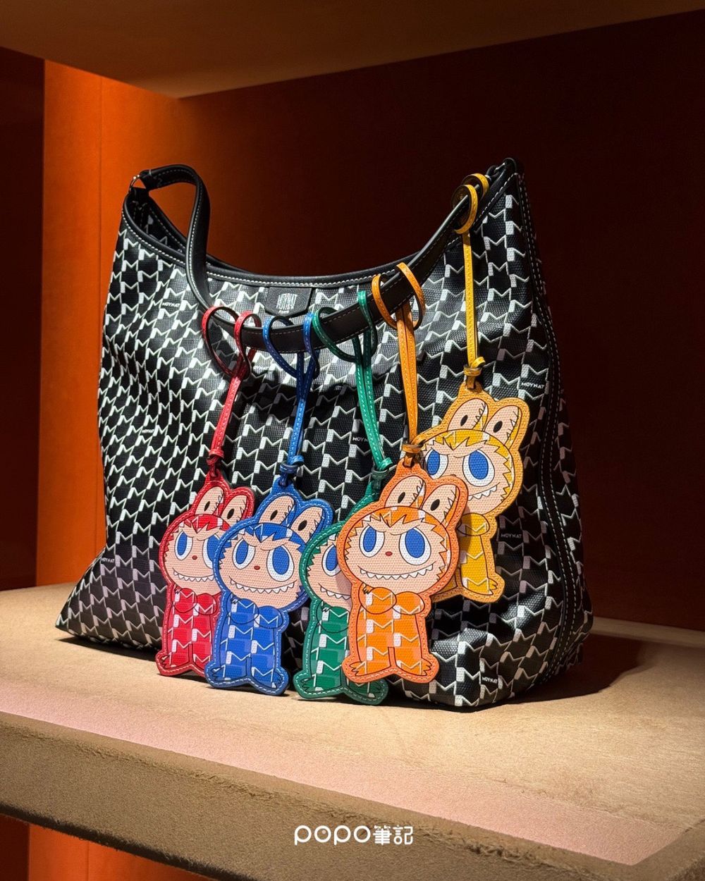 絕對發瘋！Moynat驚喜聯名Labubu！連 Lisa也淪陷搶揹「這咖」、六色吊飾必收藏！-4