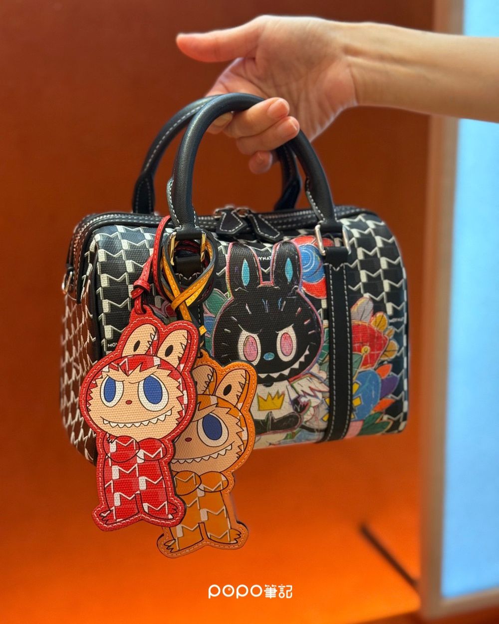 絕對發瘋！Moynat驚喜聯名Labubu！連 Lisa也淪陷搶揹「這咖」、六色吊飾必收藏！-6