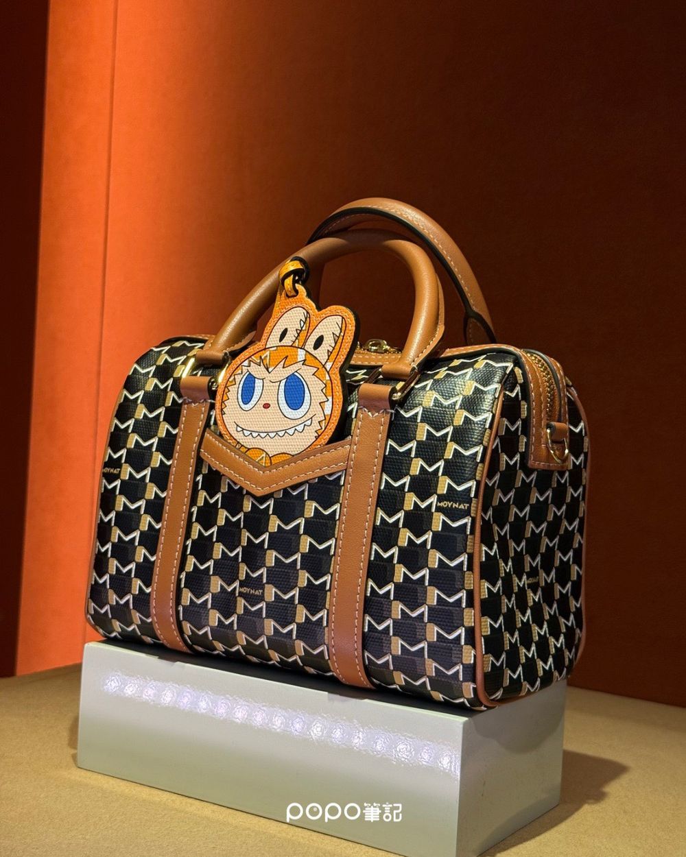 絕對發瘋！Moynat驚喜聯名Labubu！連 Lisa也淪陷搶揹「這咖」、六色吊飾必收藏！-9