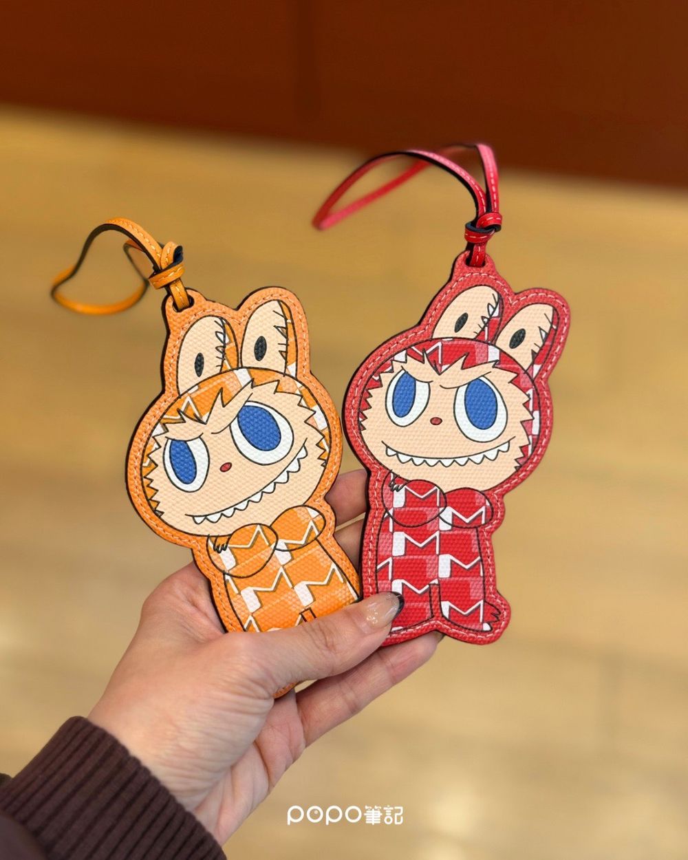 絕對發瘋！Moynat驚喜聯名Labubu！連 Lisa也淪陷搶揹「這咖」、六色吊飾必收藏！-10