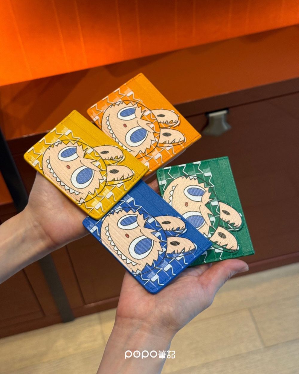 絕對發瘋！Moynat驚喜聯名Labubu！連 Lisa也淪陷搶揹「這咖」、六色吊飾必收藏！-5