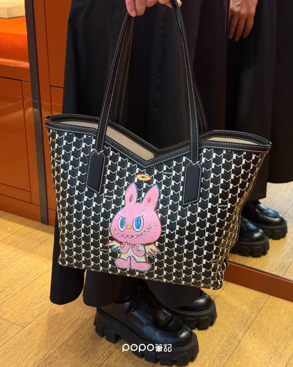 絕對發瘋！Moynat驚喜聯名Labubu！連 Lisa也淪陷搶揹「這咖」、六色吊飾必收藏！-7