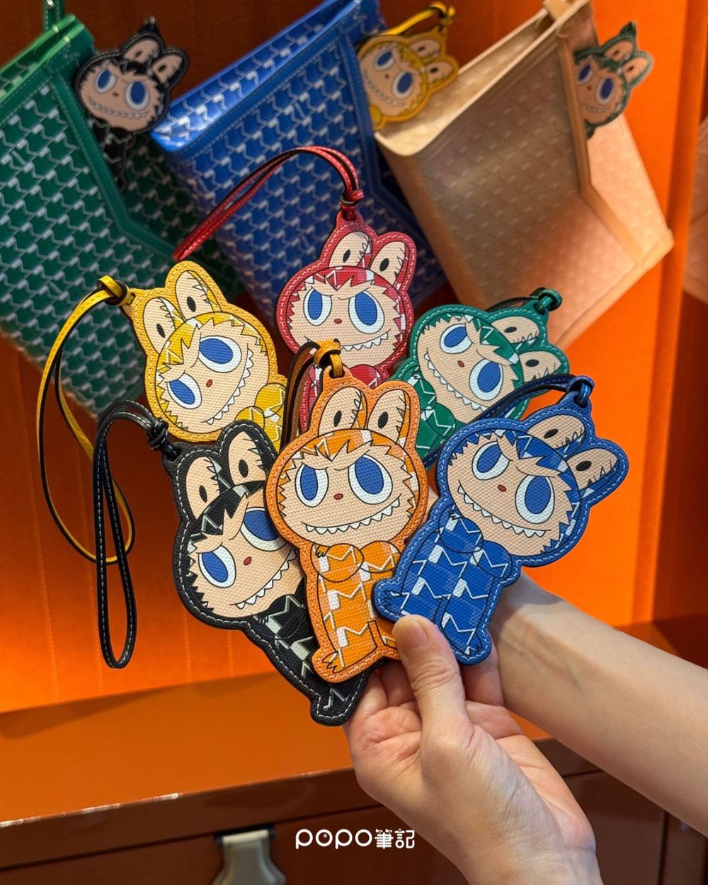 絕對發瘋！Moynat驚喜聯名Labubu！連 Lisa也淪陷搶揹「這咖」、六色吊飾必收藏！-8