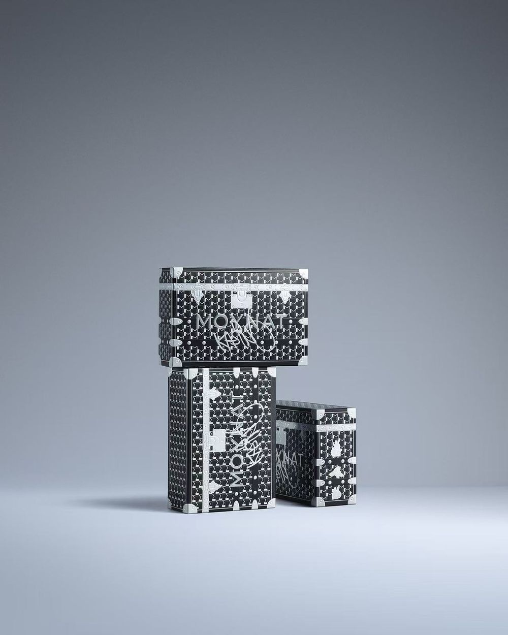 絕對發瘋！Moynat驚喜聯名Labubu！連 Lisa也淪陷搶揹「這咖」、六色吊飾必收藏！-16