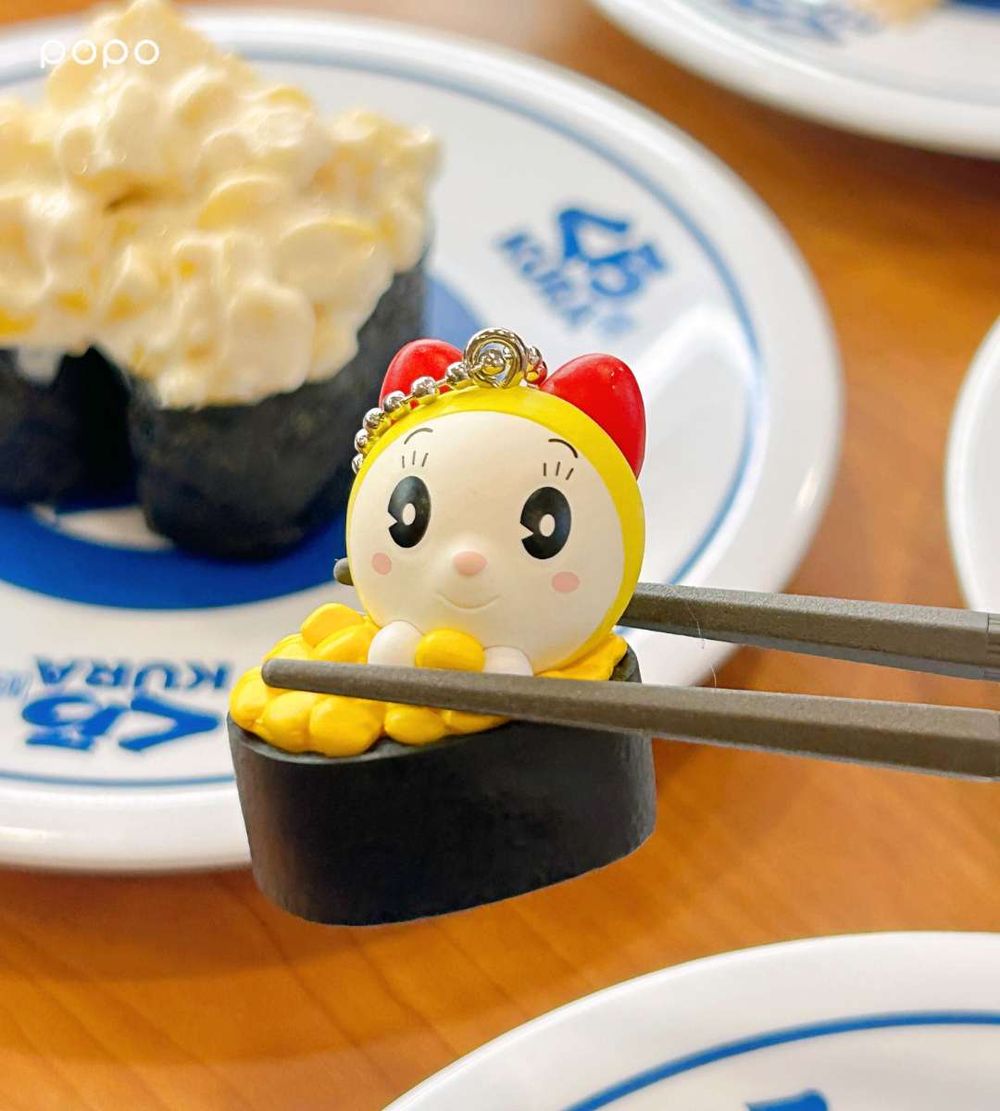 藏壽司最新扭蛋是哆啦A夢！萌翻「玉子燒哆啦A夢吊飾、豆皮壽司哆啦美磁鐵」全都太欠收藏！-6