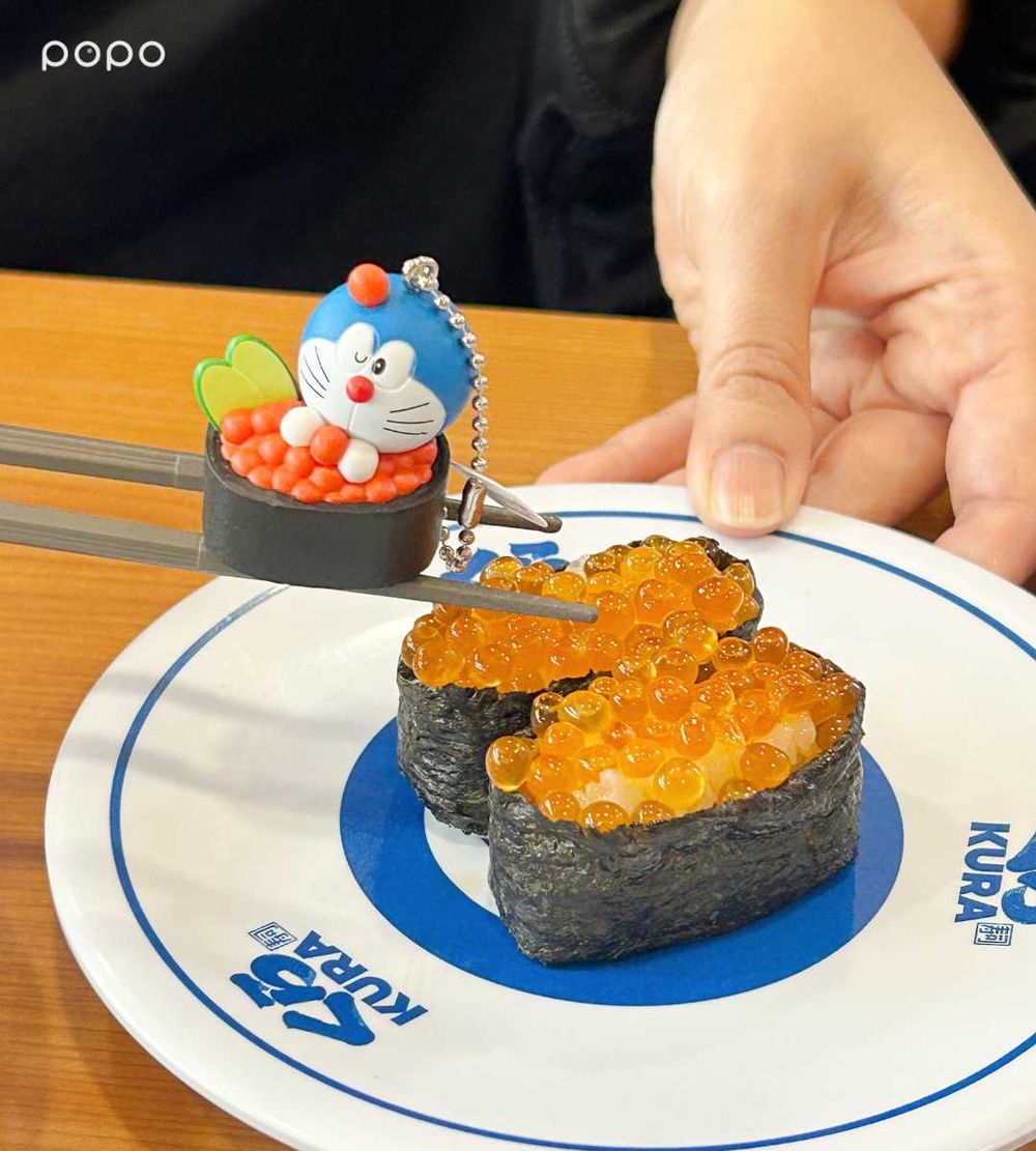 藏壽司最新扭蛋是哆啦A夢！萌翻「玉子燒哆啦A夢吊飾、豆皮壽司哆啦美磁鐵」全都太欠收藏！-7