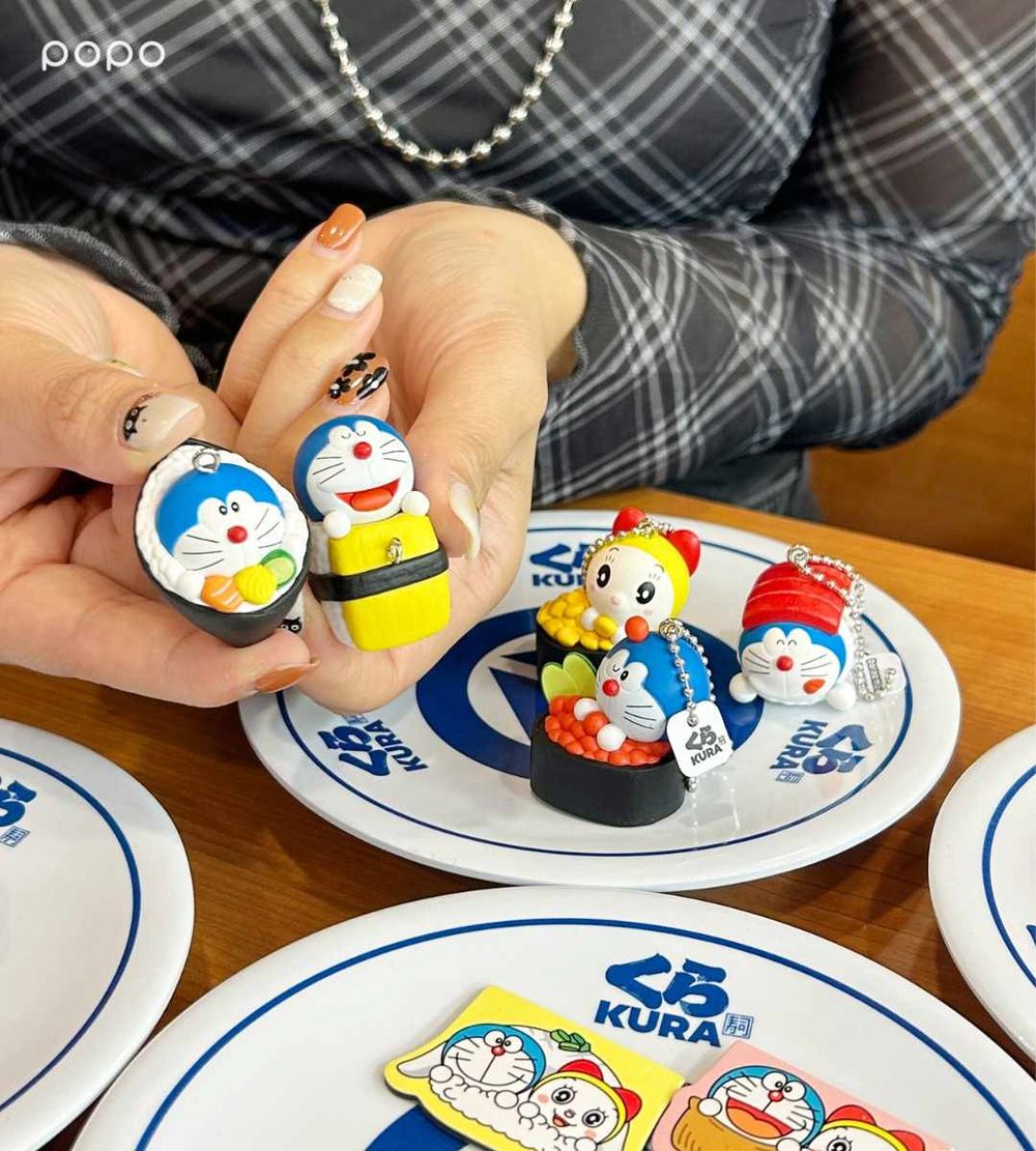 藏壽司最新扭蛋是哆啦A夢！萌翻「玉子燒哆啦A夢吊飾、豆皮壽司哆啦美磁鐵」全都太欠收藏！-14