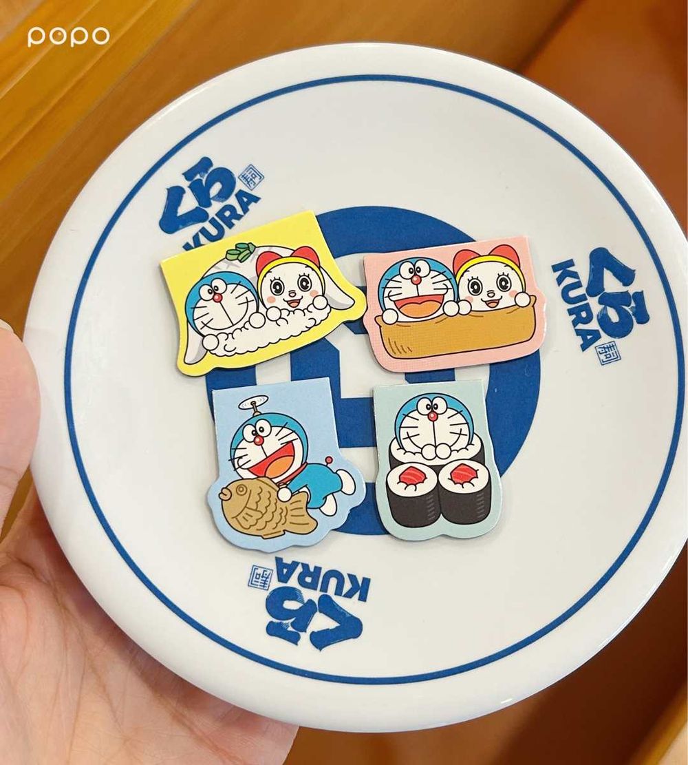 藏壽司最新扭蛋是哆啦A夢！萌翻「玉子燒哆啦A夢吊飾、豆皮壽司哆啦美磁鐵」全都太欠收藏！-3