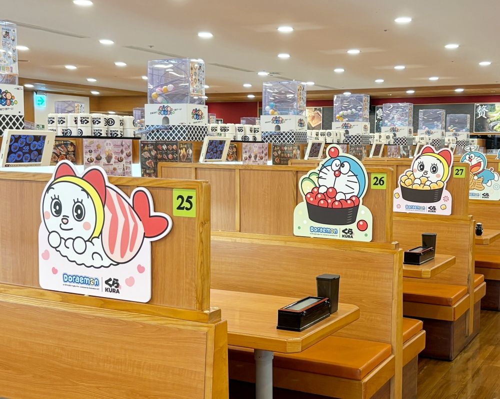 藏壽司最新扭蛋是哆啦A夢！萌翻「玉子燒哆啦A夢吊飾、豆皮壽司哆啦美磁鐵」全都太欠收藏！-12