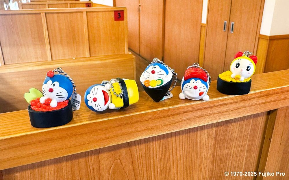 藏壽司最新扭蛋是哆啦A夢！萌翻「玉子燒哆啦A夢吊飾、豆皮壽司哆啦美磁鐵」全都太欠收藏！-13