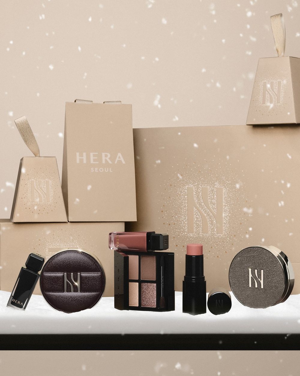 Felix也想包整套！韓網爆紅HERA聖誕彩妝，兩款質感皮革氣墊殼、品牌首支腮紅棒，人氣唇蜜加入細閃、一抹雙唇澎到爆！-2