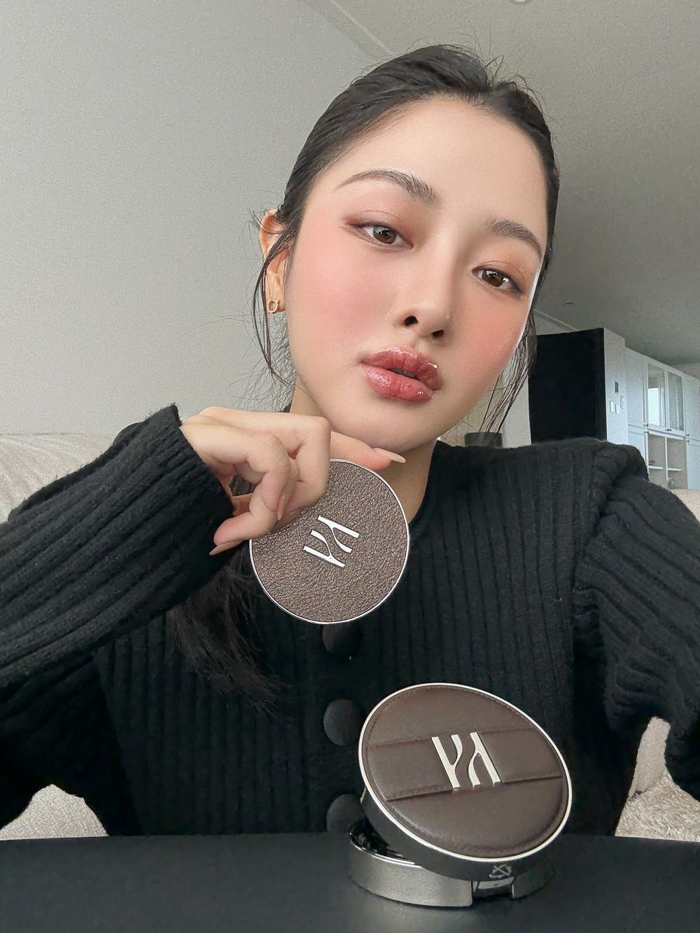 Felix也想包整套！韓網爆紅HERA聖誕彩妝，兩款質感皮革氣墊殼、品牌首支腮紅棒，人氣唇蜜加入細閃、一抹雙唇澎到爆！-4