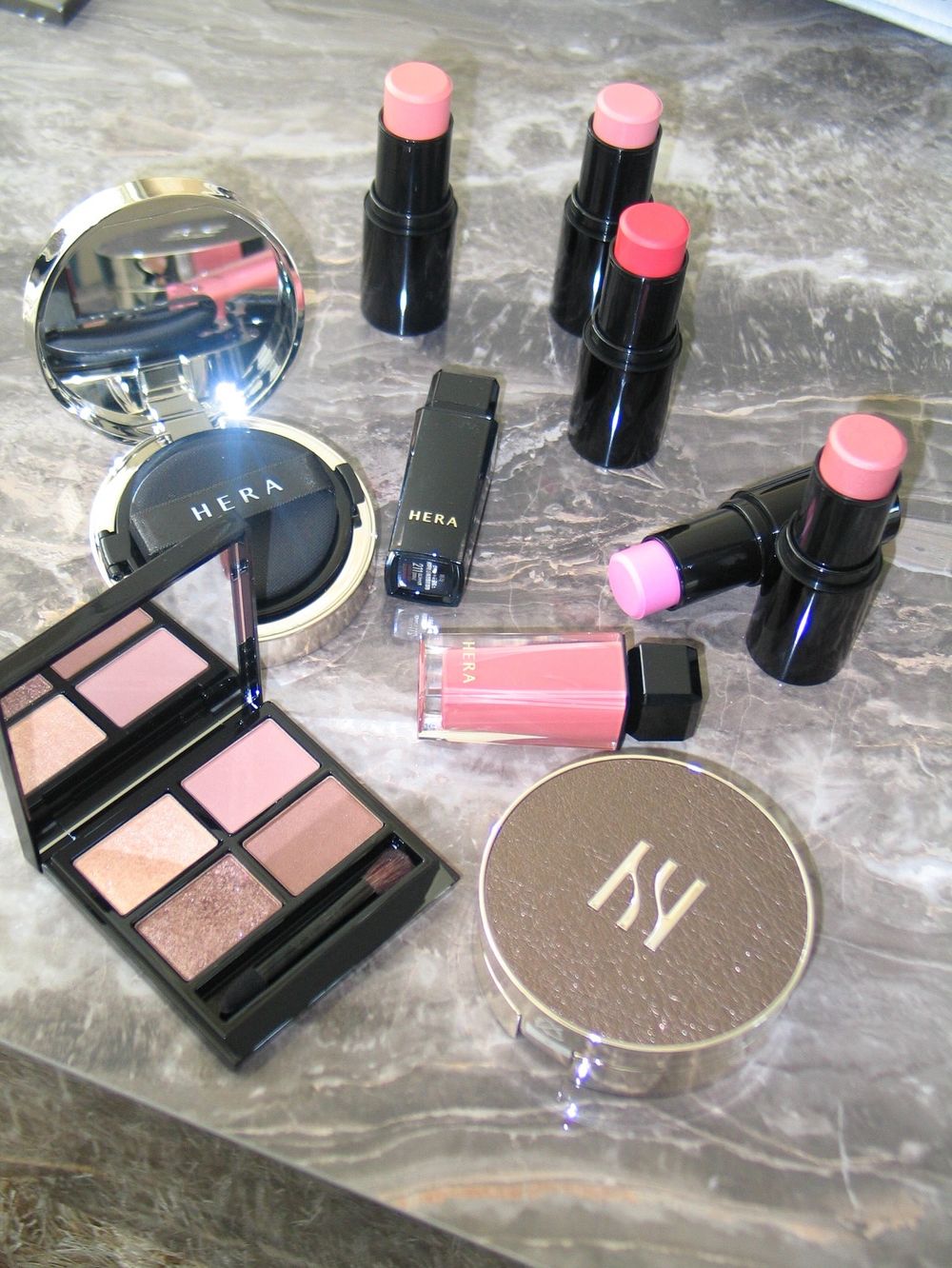 Felix也想包整套！韓網爆紅HERA聖誕彩妝，兩款質感皮革氣墊殼、品牌首支腮紅棒，人氣唇蜜加入細閃、一抹雙唇澎到爆！-5