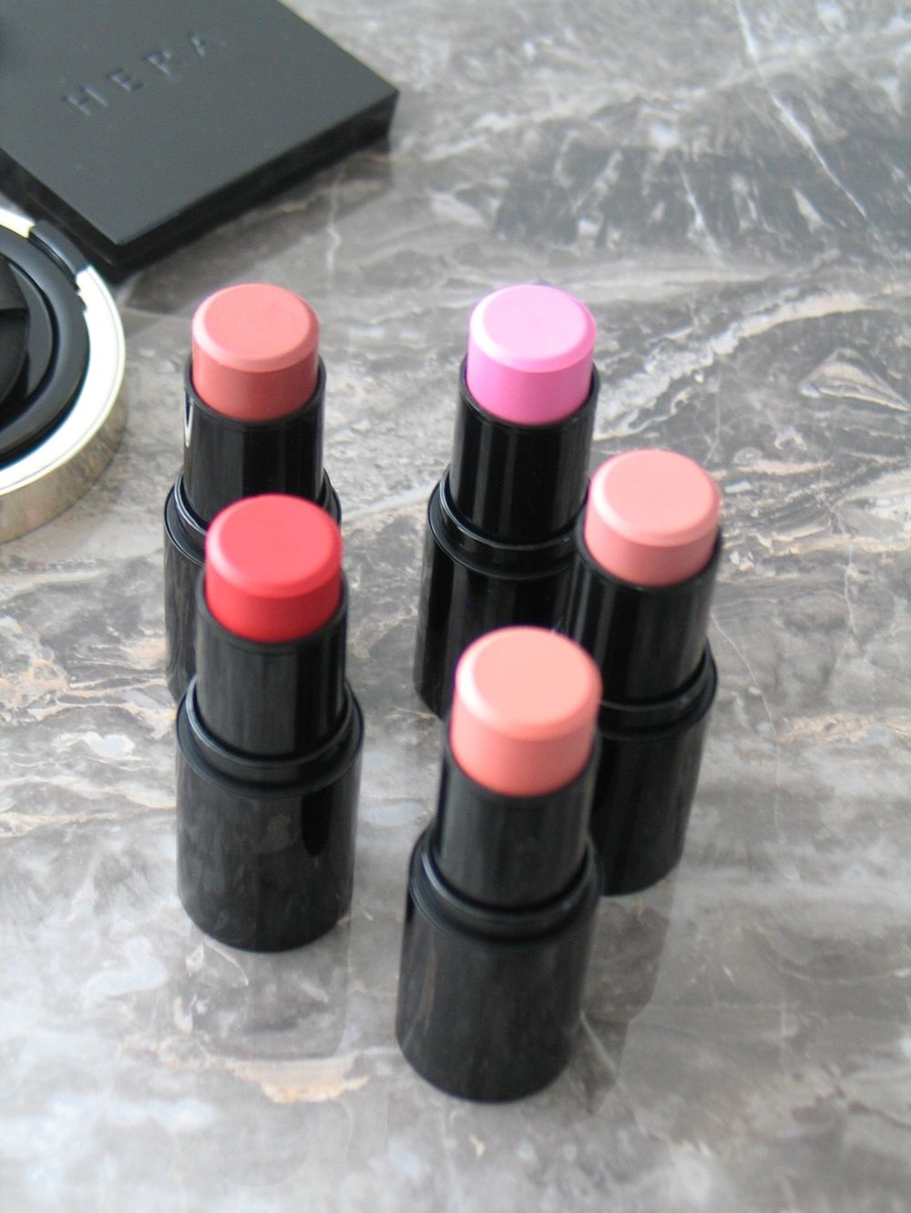 Felix也想包整套！韓網爆紅HERA聖誕彩妝，兩款質感皮革氣墊殼、品牌首支腮紅棒，人氣唇蜜加入細閃、一抹雙唇澎到爆！-12