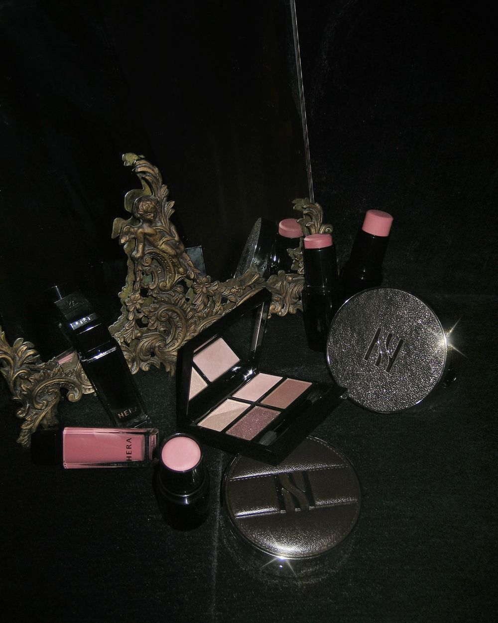 Felix也想包整套！韓網爆紅HERA聖誕彩妝，兩款質感皮革氣墊殼、品牌首支腮紅棒，人氣唇蜜加入細閃、一抹雙唇澎到爆！-17