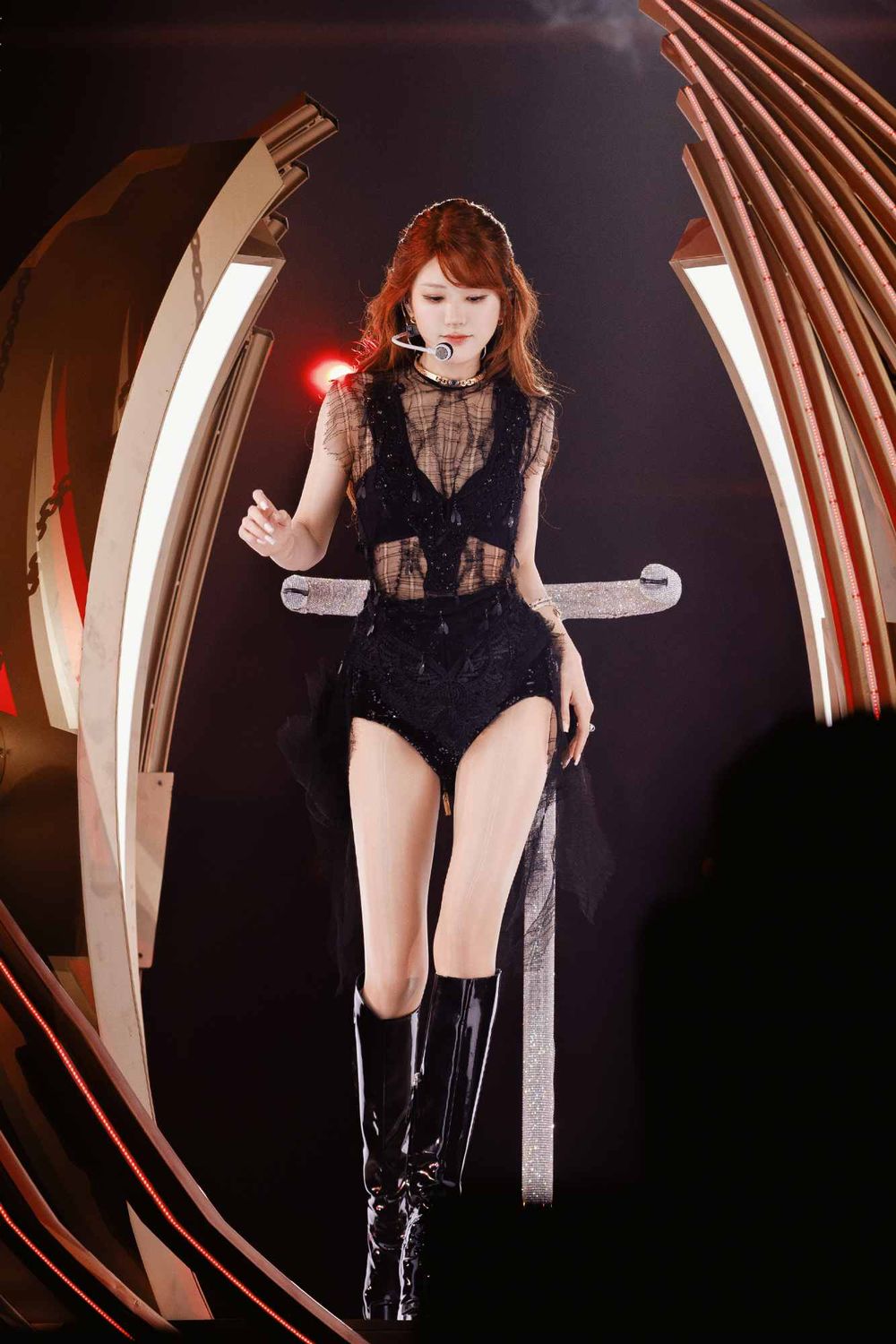 趙露思終於擺脫前東家？！27歲生日會官宣成立工作室、舞台高訂服宣示肉絲女王全面回歸！-7