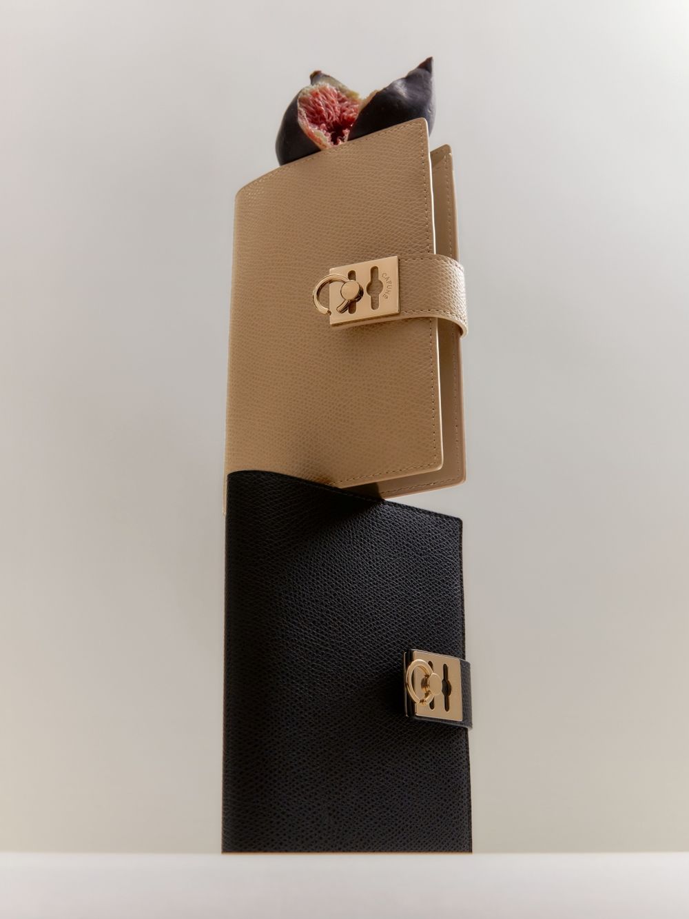 來挑聖誕禮物了！質感女孩愛牌Cafuné上新品「月牙包、護照夾」夢幻登場！快閃店還可手繪英文縮寫！-6