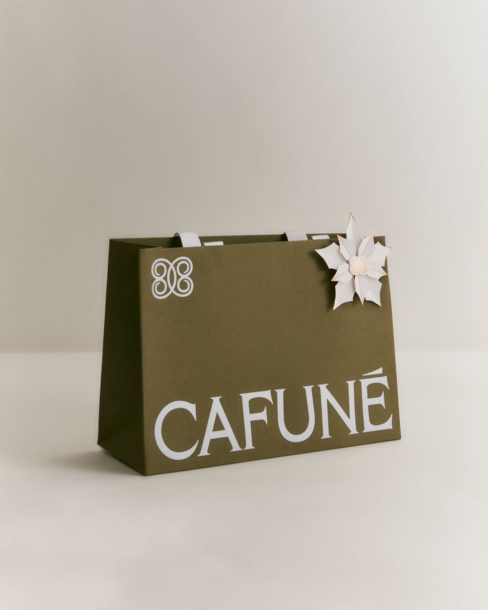 來挑聖誕禮物了！質感女孩愛牌Cafuné上新品「月牙包、護照夾」夢幻登場！快閃店還可手繪英文縮寫！-17