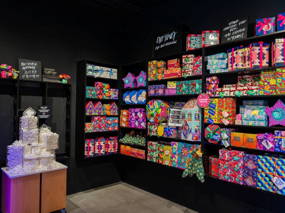 2025千元聖誕交換禮物推薦！LUSH精選百款限量系列，聯名人氣刨冰「金雞母Jingimoo」首款全素布蕾刨冰超好吃！-8