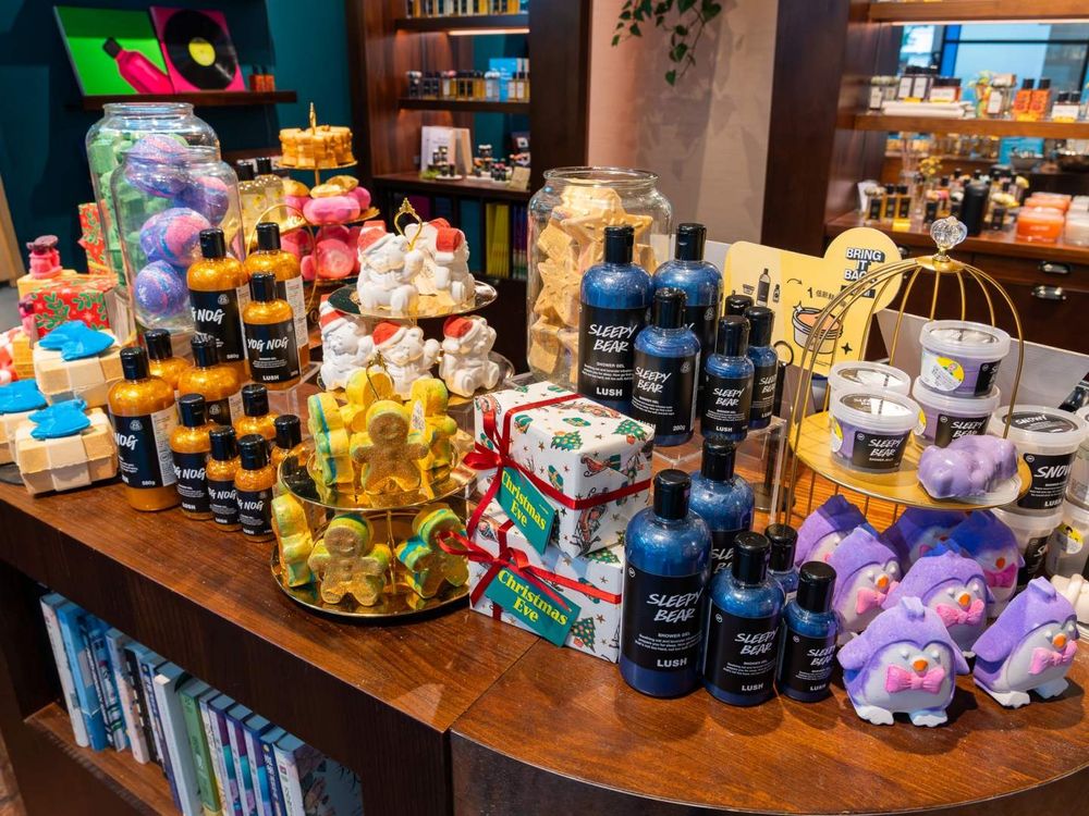 2025千元聖誕交換禮物推薦！LUSH精選百款限量系列，聯名人氣刨冰「金雞母Jingimoo」首款全素布蕾刨冰超好吃！-2