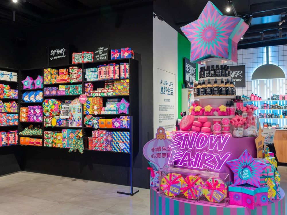 2025千元聖誕交換禮物推薦！LUSH精選百款限量系列，聯名人氣刨冰「金雞母Jingimoo」首款全素布蕾刨冰超好吃！-7