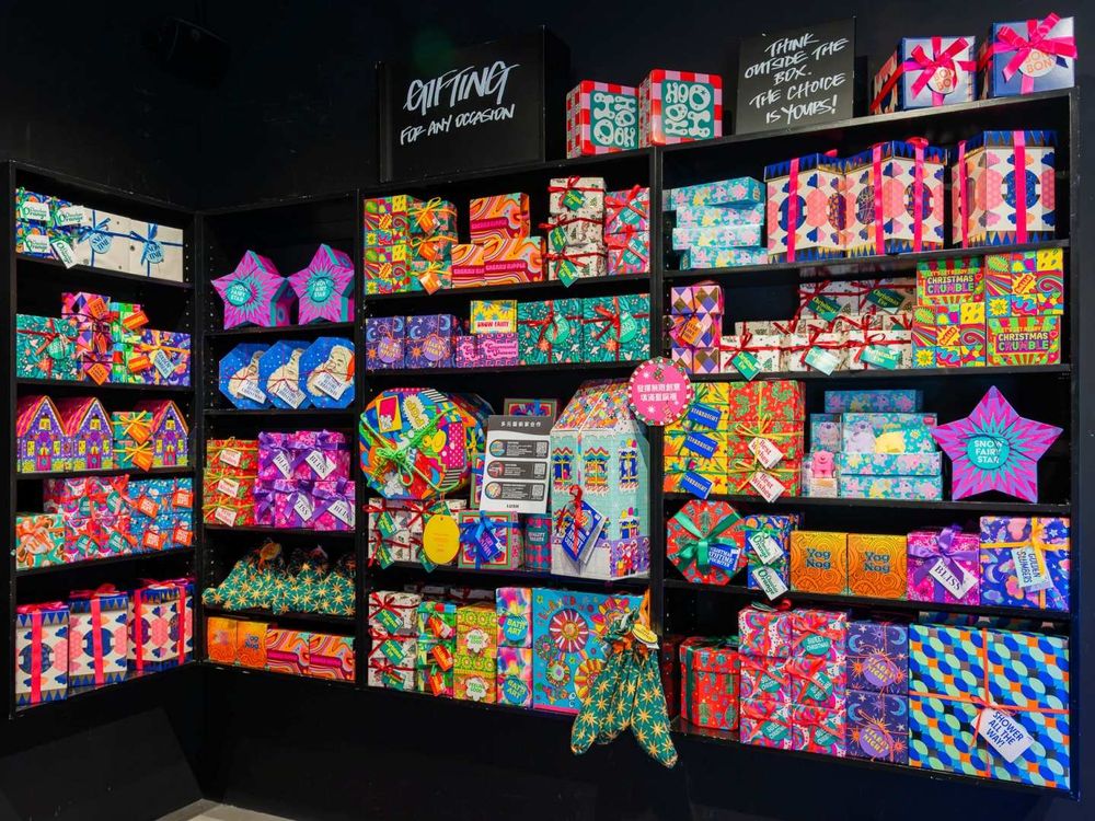 2025千元聖誕交換禮物推薦！LUSH精選百款限量系列，聯名人氣刨冰「金雞母Jingimoo」首款全素布蕾刨冰超好吃！-9