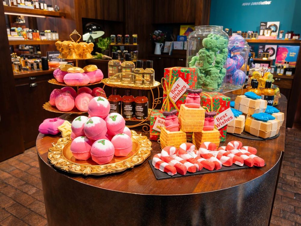 2025千元聖誕交換禮物推薦！LUSH精選百款限量系列，聯名人氣刨冰「金雞母Jingimoo」首款全素布蕾刨冰超好吃！-10