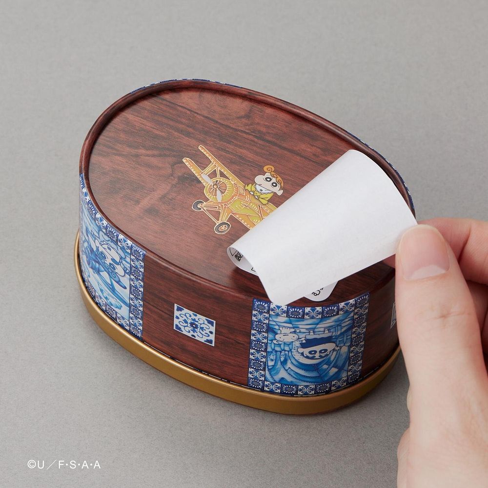 2025東京最新必買伴手禮！超Q「蠟筆小新飛機鐵盒可可餅乾+小白玩偶」日妞都在搶、只有這裡買得到！-5