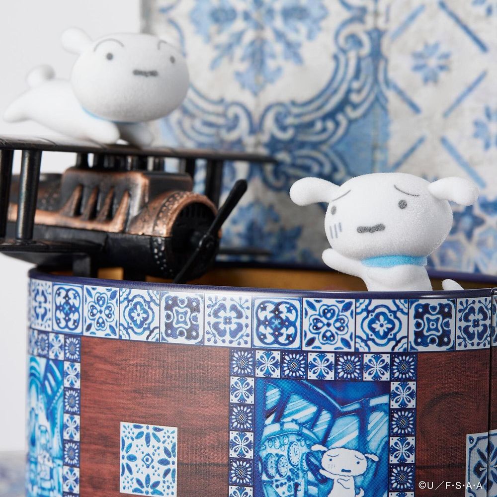 2025東京最新必買伴手禮！超Q「蠟筆小新飛機鐵盒可可餅乾+小白玩偶」日妞都在搶、只有這裡買得到！-3