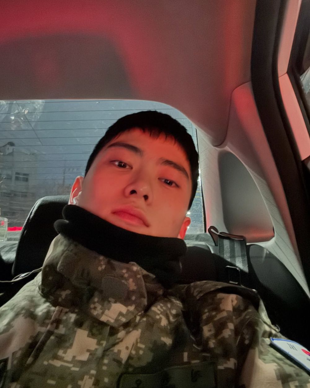 網評7位素顏也好看的KPOP男偶像！元彬帥氣顏值零死角，Felix、秀彬臉蛋亮到發光！-11