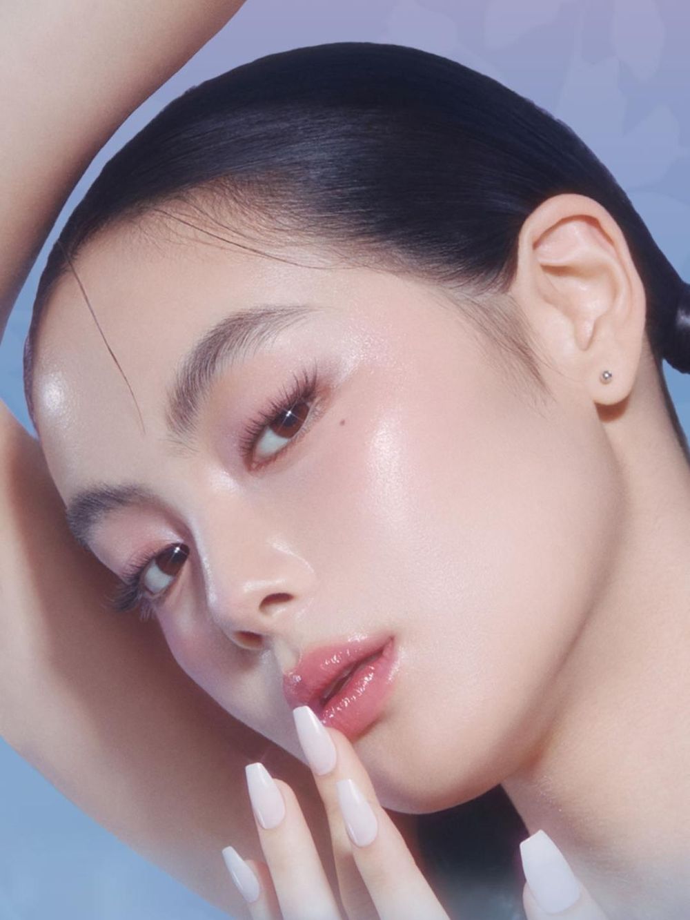 2025韓系聖誕彩妝推薦！hince「冰透唇釉、唇頰膏、粉殼氣墊」換上夢幻雪花包裝，珍珠爆閃眼影一抹眼妝超清透！-8