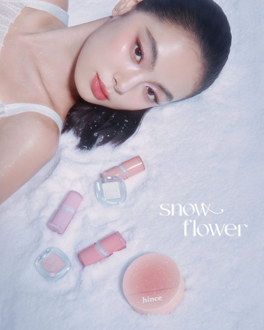 2025韓系聖誕彩妝推薦！hince「冰透唇釉、唇頰膏、粉殼氣墊」換上夢幻雪花包裝，珍珠爆閃眼影一抹眼妝超清透！-17
