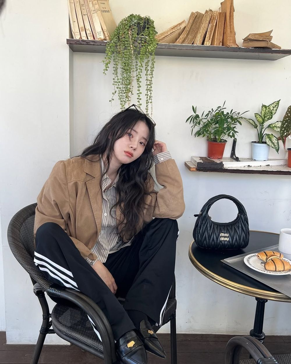 不費力也能很時髦！秋冬5招「高級版巴恩風」穿搭！長靴＋短裙是今年流行關鍵字！-2