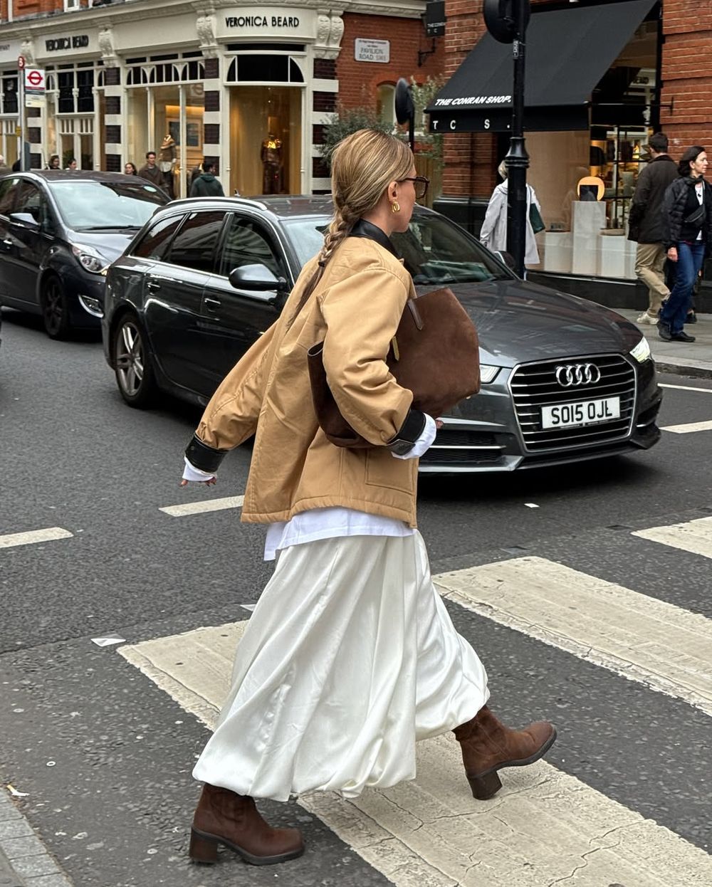不費力也能很時髦！秋冬5招「高級版巴恩風」穿搭！長靴＋短裙是今年流行關鍵字！-10